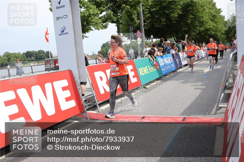 15.06.2025 - REWE Women's Run Strokosch-Dieckow http://msf.ph/oto/7933937 15.06.2025 11:06:57 Ziel 5159, 5187, 5367, 5506, 5555, 5618 meine-sportfotos.de
