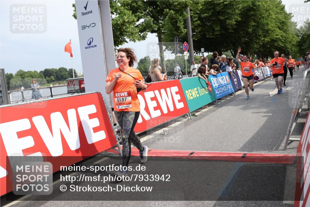 15.06.2025 - REWE Women's Run Strokosch-Dieckow http://msf.ph/oto/7933942 15.06.2025 11:06:58 Ziel 5080, 5159, 5187, 5367, 5506, 5555, 5618 meine-sportfotos.de