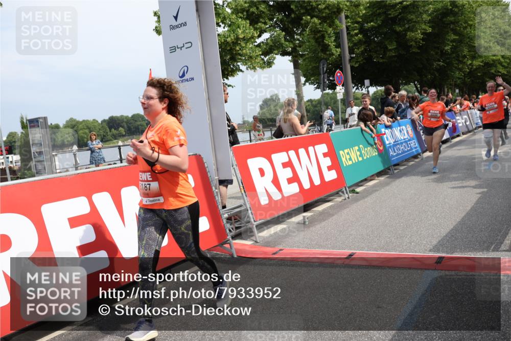 15.06.2025 - REWE Women's Run Strokosch-Dieckow http://msf.ph/oto/7933952 15.06.2025 11:06:58 Ziel 5080, 5159, 5187, 5367, 5506, 5555, 5618 meine-sportfotos.de