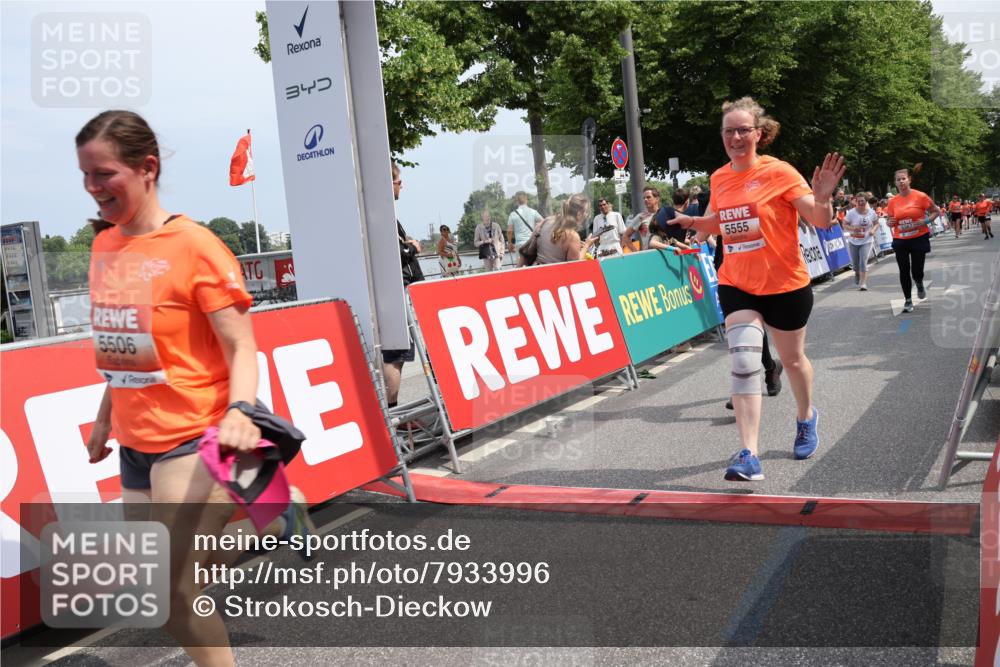 15.06.2025 - REWE Women's Run Strokosch-Dieckow http://msf.ph/oto/7933996 15.06.2025 11:07:00 Ziel 5080, 5159, 5187, 5367, 5506, 5555, 5618 meine-sportfotos.de