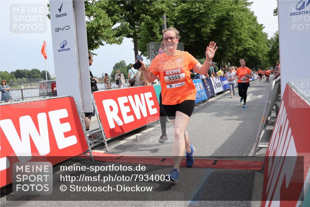 15.06.2025 - REWE Women's Run Strokosch-Dieckow http://msf.ph/oto/7934003 15.06.2025 11:07:01 Ziel 5080, 5159, 5187, 5367, 5506, 5555, 5618 meine-sportfotos.de