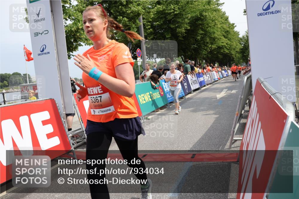 15.06.2025 - REWE Women's Run Strokosch-Dieckow http://msf.ph/oto/7934034 15.06.2025 11:07:03 Ziel 5080, 5126, 5187, 5367, 5496, 5506, 5555, 5618 meine-sportfotos.de