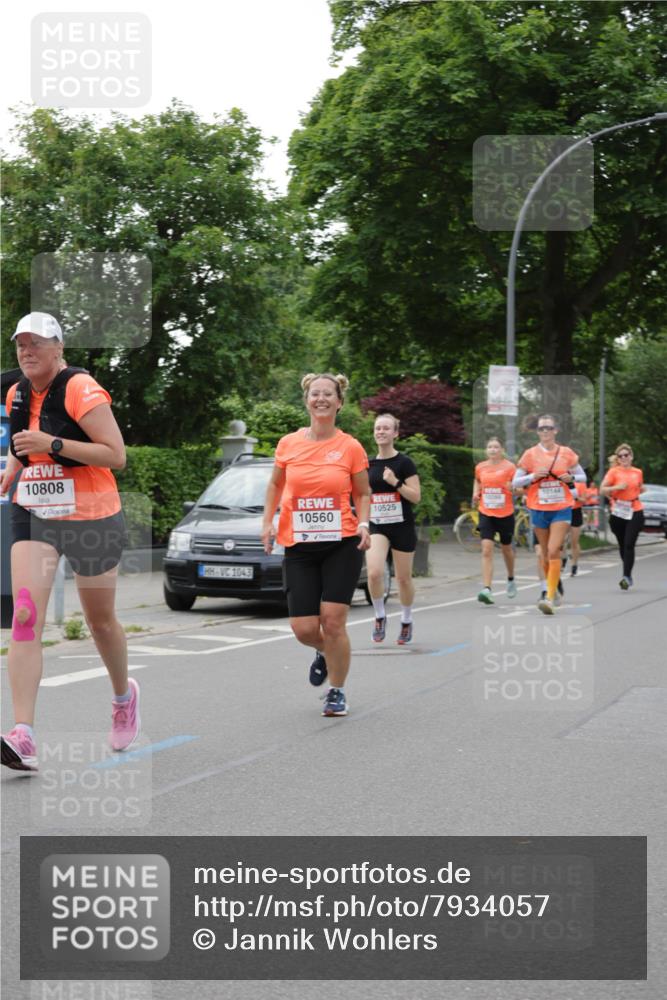 15.06.2025 - REWE Women's Run Jannik Wohlers http://msf.ph/oto/7934057 15.06.2025 08:25:31 Laufen 10808, 1043, 10525, 10560 meine-sportfotos.de