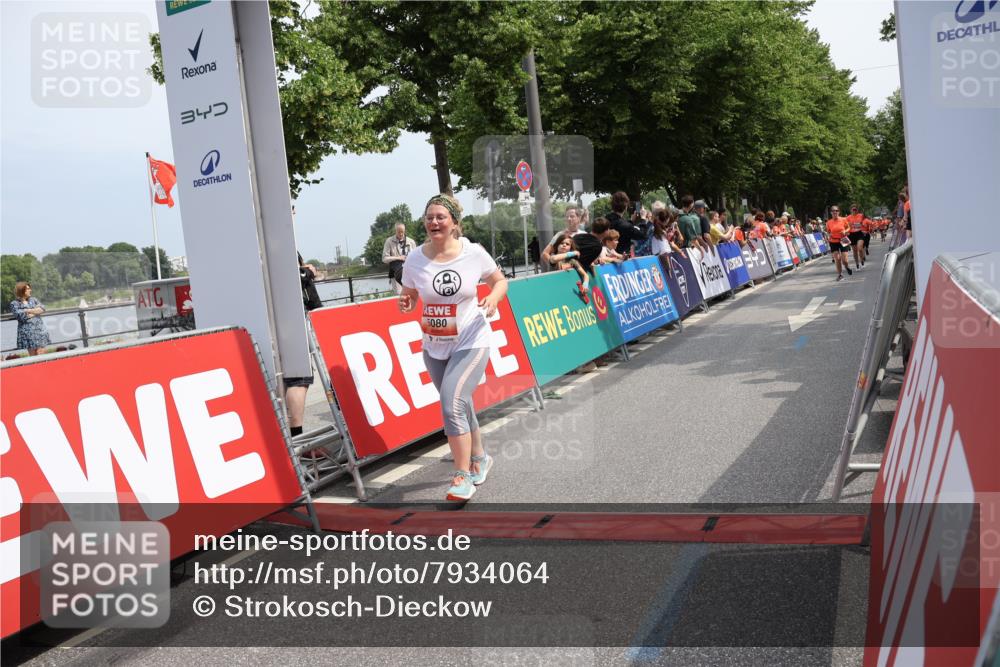 15.06.2025 - REWE Women's Run Strokosch-Dieckow http://msf.ph/oto/7934064 15.06.2025 11:07:05 Ziel 5080, 5096, 5126, 5367, 5496, 5506, 5555, 5618 meine-sportfotos.de