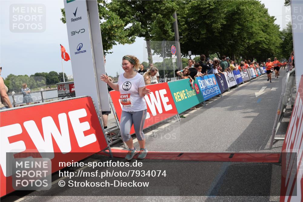 15.06.2025 - REWE Women's Run Strokosch-Dieckow http://msf.ph/oto/7934074 15.06.2025 11:07:05 Ziel 5080, 5096, 5126, 5367, 5496, 5506, 5555, 5618 meine-sportfotos.de