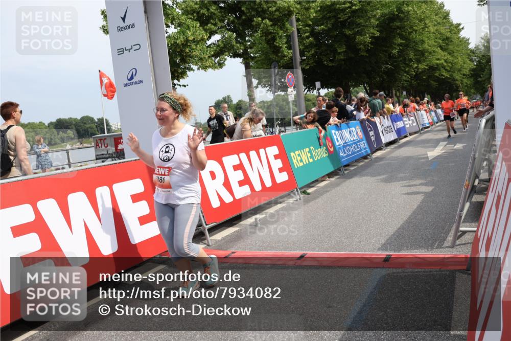 15.06.2025 - REWE Women's Run Strokosch-Dieckow http://msf.ph/oto/7934082 15.06.2025 11:07:05 Ziel 5080, 5096, 5126, 5367, 5496, 5506, 5555, 5618 meine-sportfotos.de