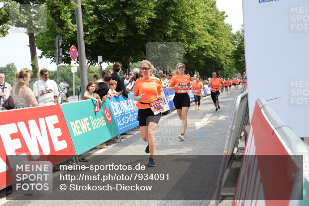 15.06.2025 - REWE Women's Run Strokosch-Dieckow http://msf.ph/oto/7934091 15.06.2025 11:07:08 Ziel 5080, 5096, 5126, 5367, 5441, 5496, 5618 meine-sportfotos.de