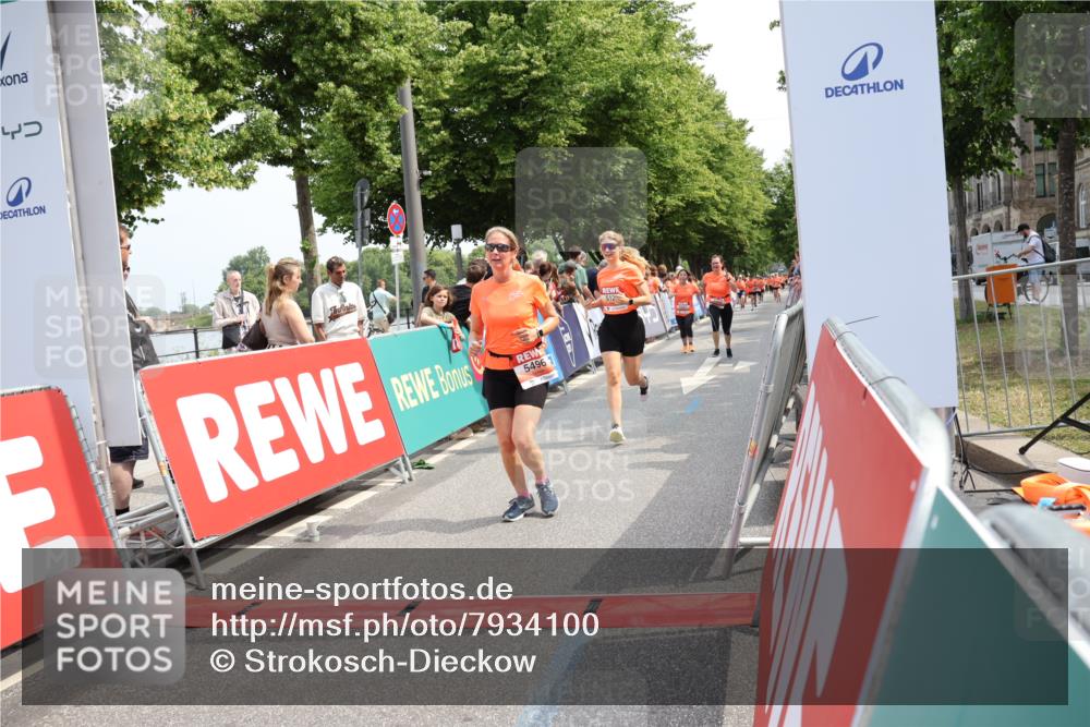 15.06.2025 - REWE Women's Run Strokosch-Dieckow http://msf.ph/oto/7934100 15.06.2025 11:07:08 Ziel 5080, 5096, 5126, 5367, 5441, 5496, 5618 meine-sportfotos.de