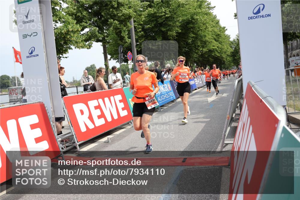 15.06.2025 - REWE Women's Run Strokosch-Dieckow http://msf.ph/oto/7934110 15.06.2025 11:07:09 Ziel 5080, 5096, 5126, 5367, 5441, 5496, 5622 meine-sportfotos.de