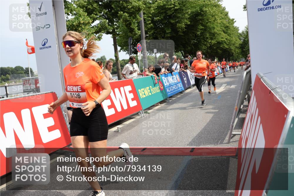 15.06.2025 - REWE Women's Run Strokosch-Dieckow http://msf.ph/oto/7934139 15.06.2025 11:07:10 Ziel 5080, 5096, 5126, 5441, 5496, 5622 meine-sportfotos.de