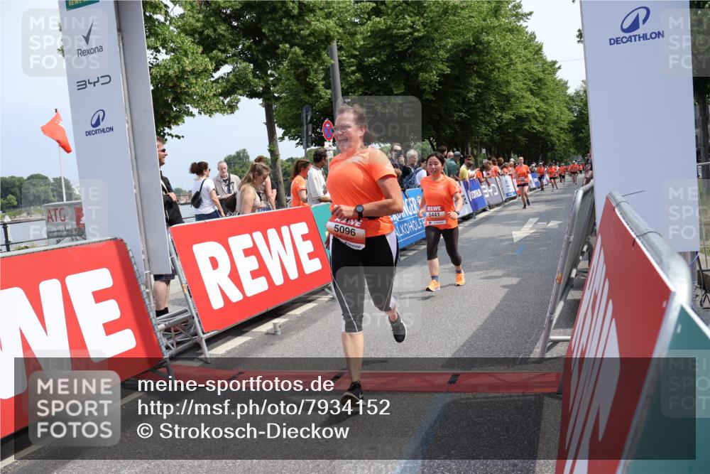 15.06.2025 - REWE Women's Run Strokosch-Dieckow http://msf.ph/oto/7934152 15.06.2025 11:07:11 Ziel 5080, 5096, 5126, 5441, 5496, 5622 meine-sportfotos.de