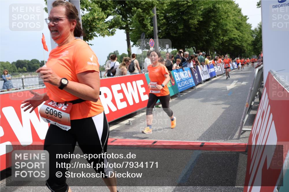 15.06.2025 - REWE Women's Run Strokosch-Dieckow http://msf.ph/oto/7934171 15.06.2025 11:07:12 Ziel 5096, 5126, 5441, 5496, 5622 meine-sportfotos.de