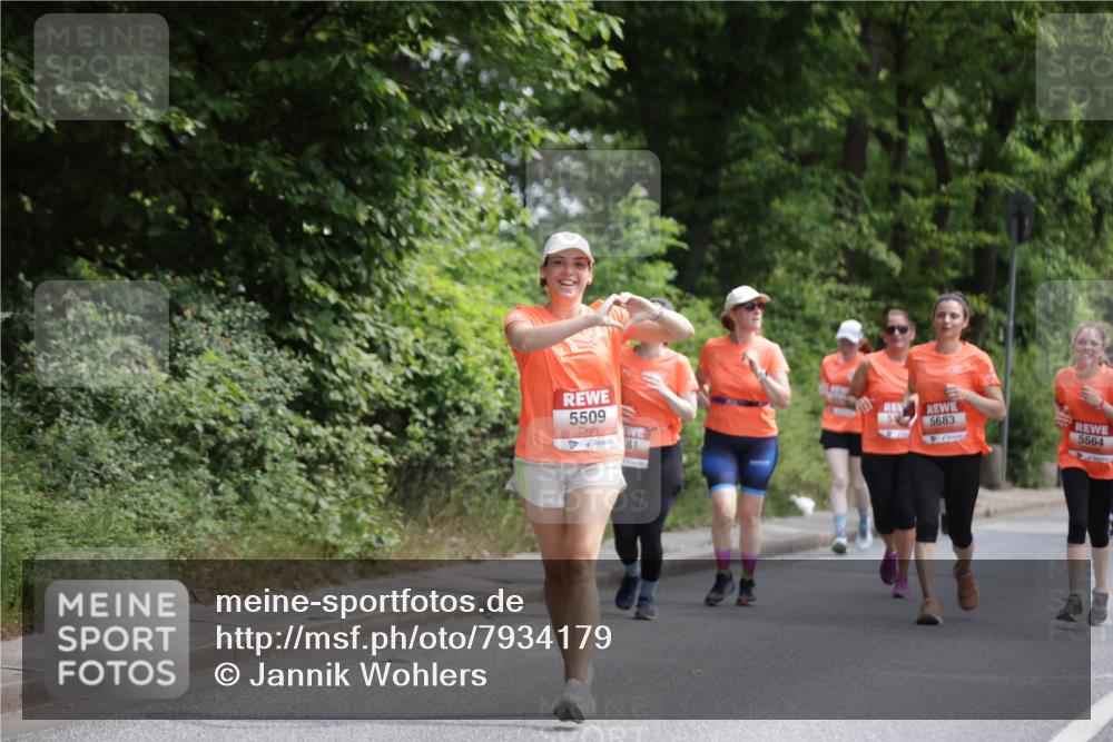 15.06.2025 - REWE Women's Run Jannik Wohlers http://msf.ph/oto/7934179 15.06.2025 10:12:06 Laufen 5509, 81, 5683, 5564 meine-sportfotos.de
