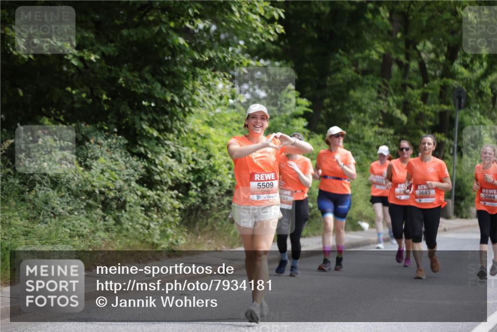 15.06.2025 - REWE Women's Run Jannik Wohlers http://msf.ph/oto/7934181 15.06.2025 10:12:06 Laufen 5509, 81, 5683, 5564 meine-sportfotos.de