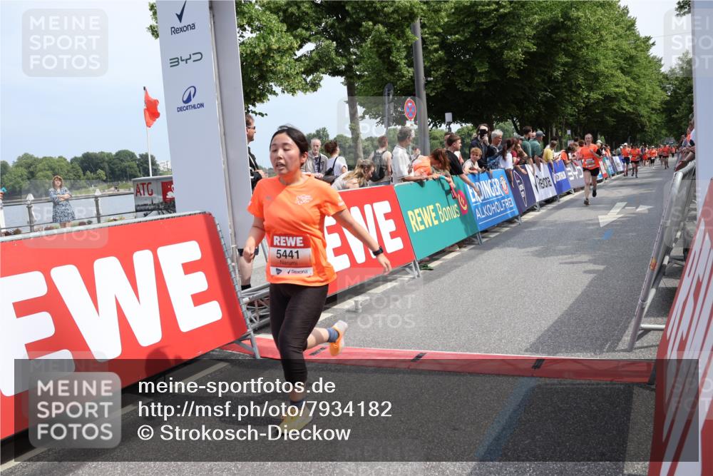 15.06.2025 - REWE Women's Run Strokosch-Dieckow http://msf.ph/oto/7934182 15.06.2025 11:07:12 Ziel 5096, 5126, 5441, 5496, 5622 meine-sportfotos.de