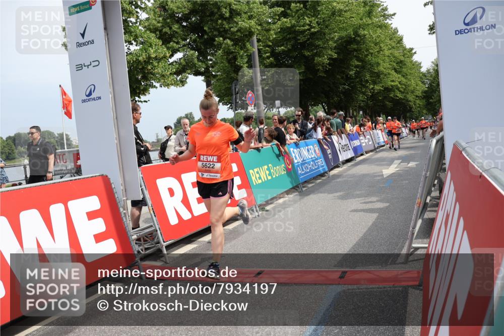 15.06.2025 - REWE Women's Run Strokosch-Dieckow http://msf.ph/oto/7934197 15.06.2025 11:07:15 Ziel 5096, 5126, 5441, 5496, 5622, 5642, 5676 meine-sportfotos.de