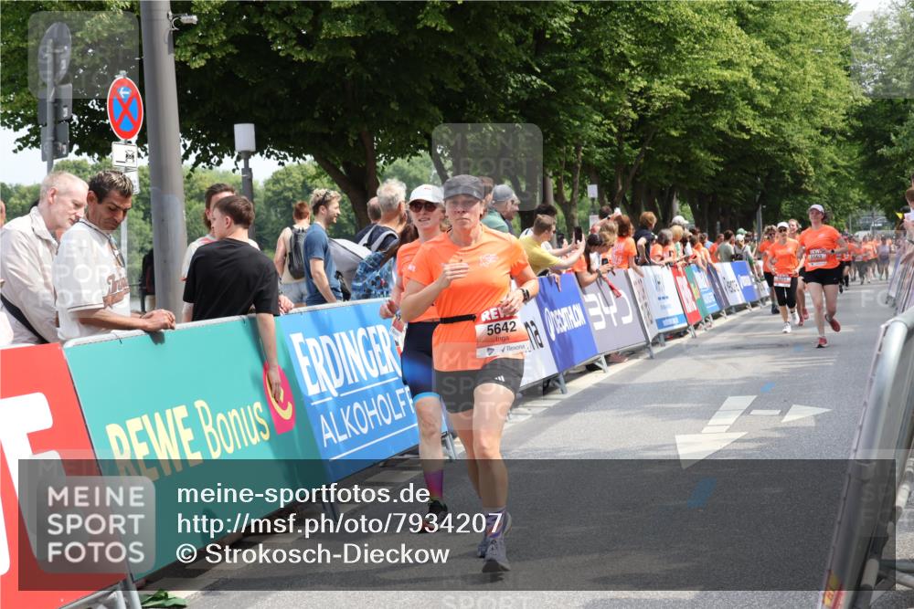 15.06.2025 - REWE Women's Run Strokosch-Dieckow http://msf.ph/oto/7934207 15.06.2025 11:07:20 Ziel 5563, 5622, 5642, 5676 meine-sportfotos.de