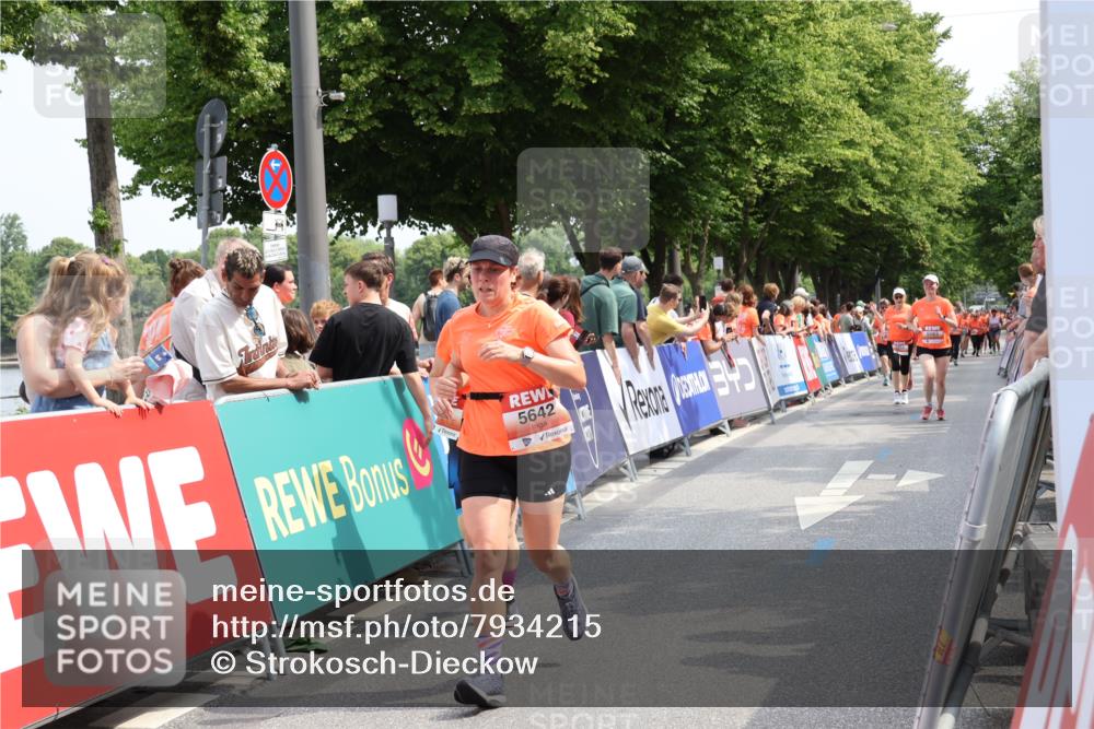 15.06.2025 - REWE Women's Run Strokosch-Dieckow http://msf.ph/oto/7934215 15.06.2025 11:07:20 Ziel 5563, 5622, 5642, 5676 meine-sportfotos.de