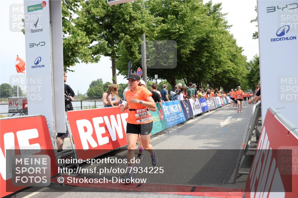 15.06.2025 - REWE Women's Run Strokosch-Dieckow http://msf.ph/oto/7934225 15.06.2025 11:07:21 Ziel 5125, 5563, 5622, 5642, 5676 meine-sportfotos.de
