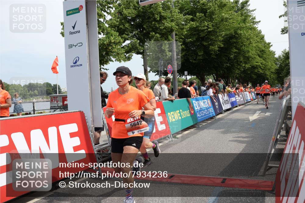 15.06.2025 - REWE Women's Run Strokosch-Dieckow http://msf.ph/oto/7934236 15.06.2025 11:07:21 Ziel 5125, 5563, 5622, 5642, 5676 meine-sportfotos.de