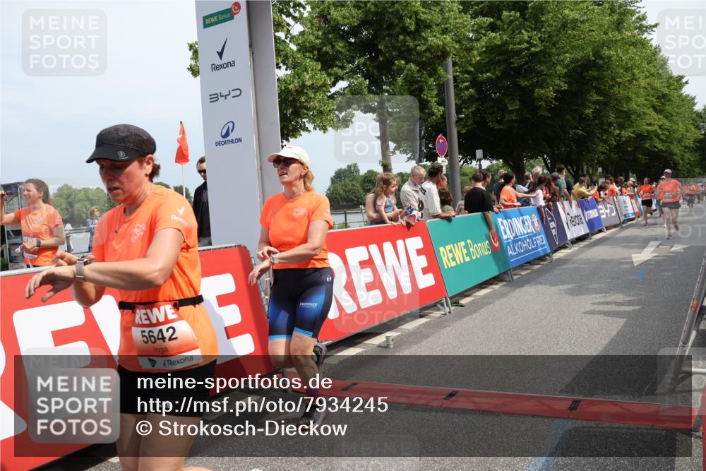 15.06.2025 - REWE Women's Run Strokosch-Dieckow http://msf.ph/oto/7934245 15.06.2025 11:07:22 Ziel 5125, 5254, 5563, 5622, 5642, 5676 meine-sportfotos.de