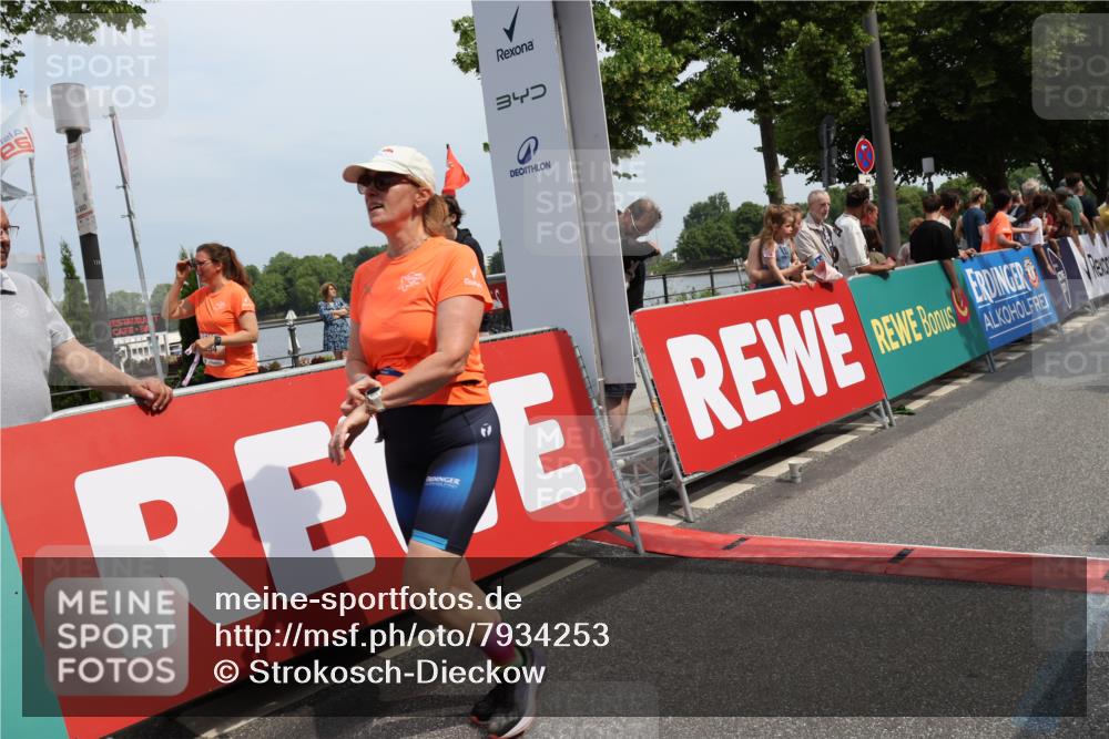 15.06.2025 - REWE Women's Run Strokosch-Dieckow http://msf.ph/oto/7934253 15.06.2025 11:07:22 Ziel 5125, 5254, 5563, 5622, 5642, 5676 meine-sportfotos.de
