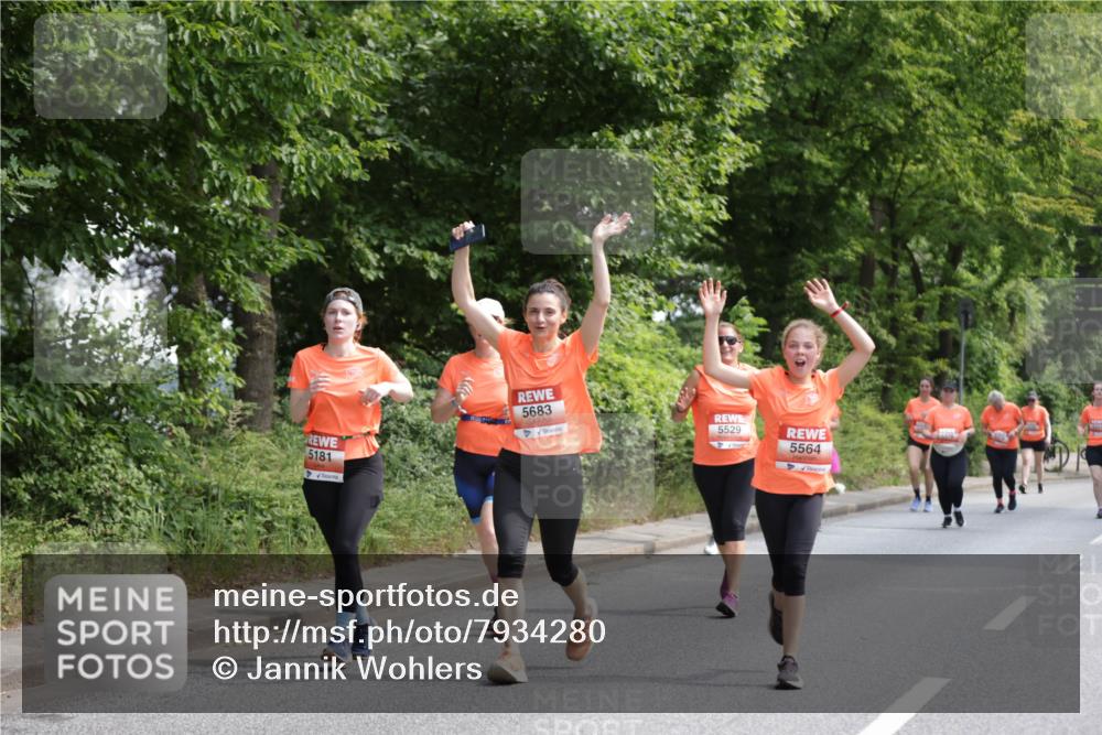 15.06.2025 - REWE Women's Run Jannik Wohlers http://msf.ph/oto/7934280 15.06.2025 10:12:11 Laufen 5683, 5181, 5529, 5564 meine-sportfotos.de