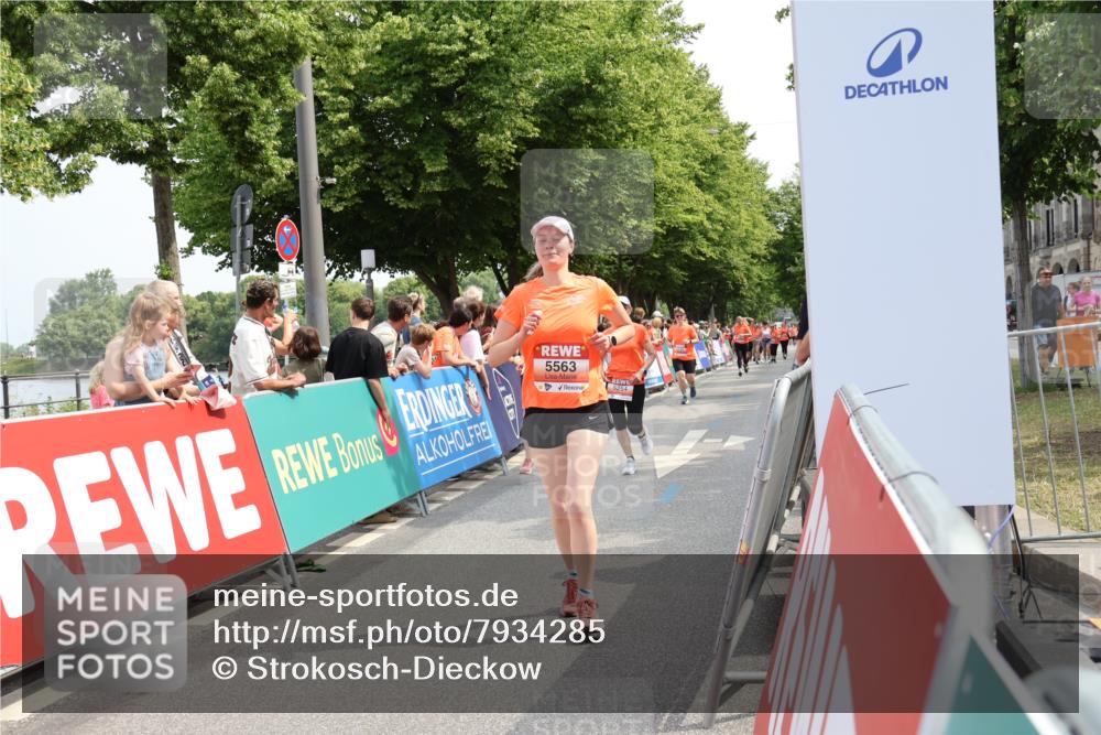15.06.2025 - REWE Women's Run Strokosch-Dieckow http://msf.ph/oto/7934285 15.06.2025 11:07:25 Ziel 5125, 5131, 5254, 5563, 5642, 5676 meine-sportfotos.de