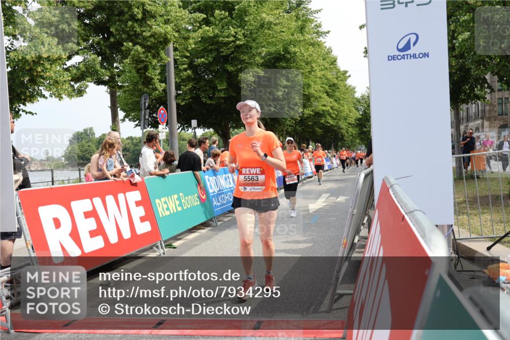 15.06.2025 - REWE Women's Run Strokosch-Dieckow http://msf.ph/oto/7934295 15.06.2025 11:07:26 Ziel 5125, 5131, 5254, 5563, 5642, 5676 meine-sportfotos.de