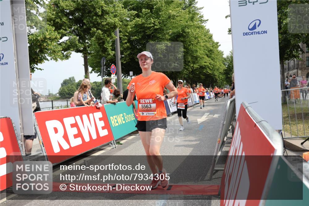 15.06.2025 - REWE Women's Run Strokosch-Dieckow http://msf.ph/oto/7934305 15.06.2025 11:07:26 Ziel 5125, 5131, 5254, 5563, 5642, 5676 meine-sportfotos.de