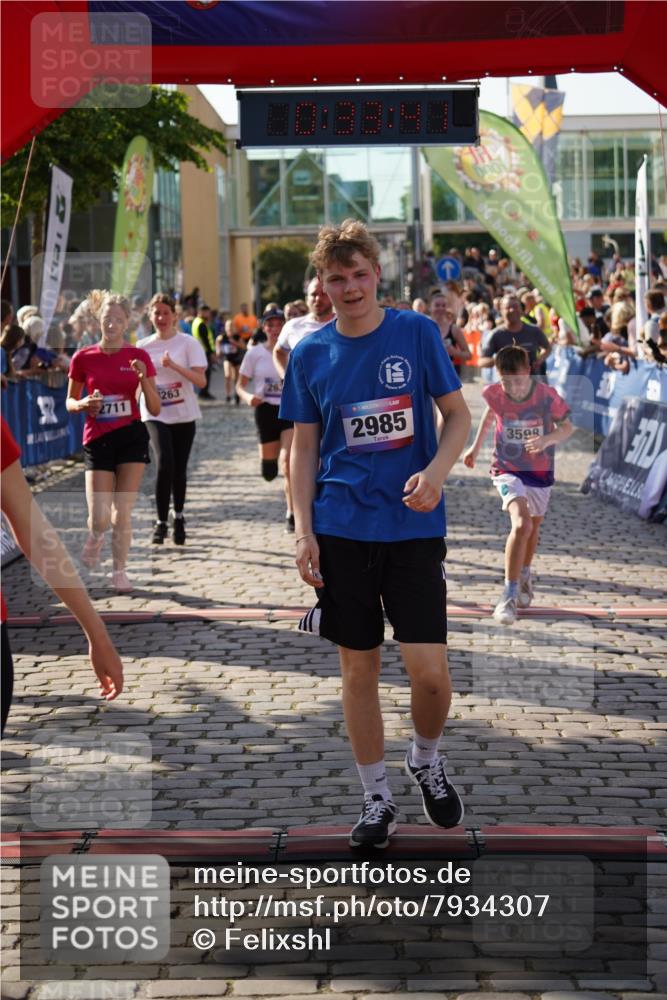 13.06.2025 - Holstenköstenlauf Felixshl http://msf.ph/oto/7934307 13.06.2025 18:03:42 Laufen 2017, 2481, 2633, 2666, 2711, 2849, 2857, 2859, 2909, 2946, 2985, 3091, 3092, 3097, 3147, 3202, 3204, 3259, 3263, 3598, 3799, 3834, 3902, 3903, 3920, 3964 meine-sportfotos.de