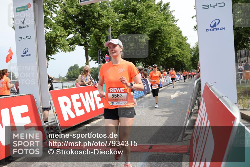 15.06.2025 - REWE Women's Run Strokosch-Dieckow http://msf.ph/oto/7934315 15.06.2025 11:07:26 Ziel 5125, 5131, 5254, 5563, 5642, 5676 meine-sportfotos.de