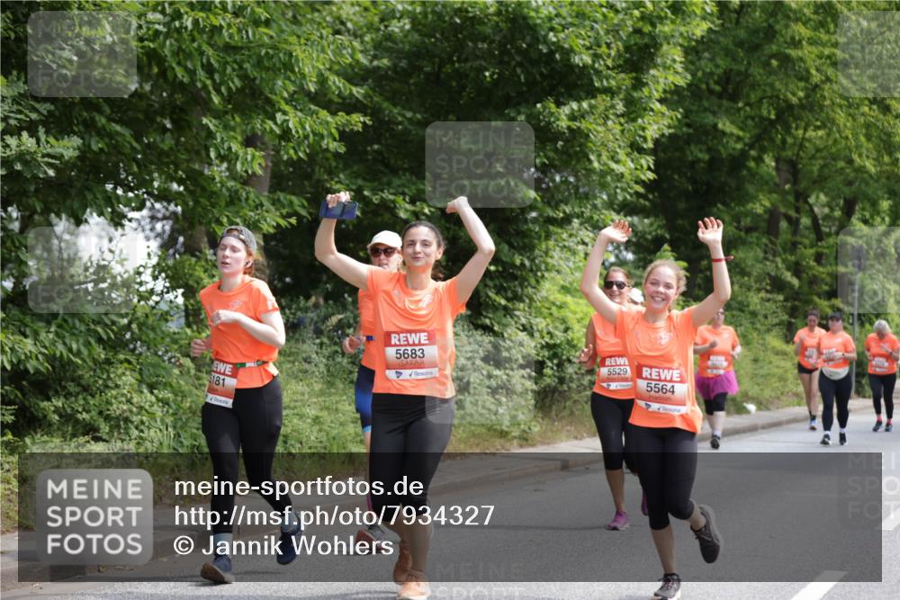 15.06.2025 - REWE Women's Run Jannik Wohlers http://msf.ph/oto/7934327 15.06.2025 10:12:11 Laufen 5529, 181, 5683, 5564, 5026 meine-sportfotos.de