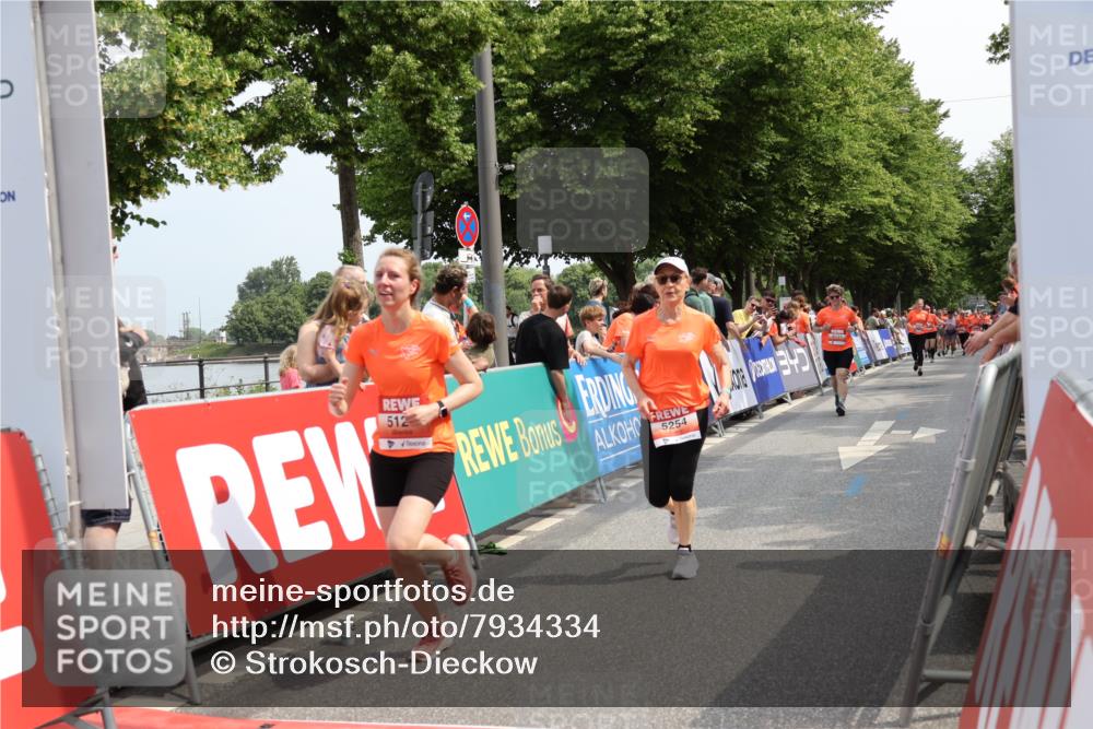 15.06.2025 - REWE Women's Run Strokosch-Dieckow http://msf.ph/oto/7934334 15.06.2025 11:07:27 Ziel 5125, 5131, 5254, 5563, 5642, 5676 meine-sportfotos.de