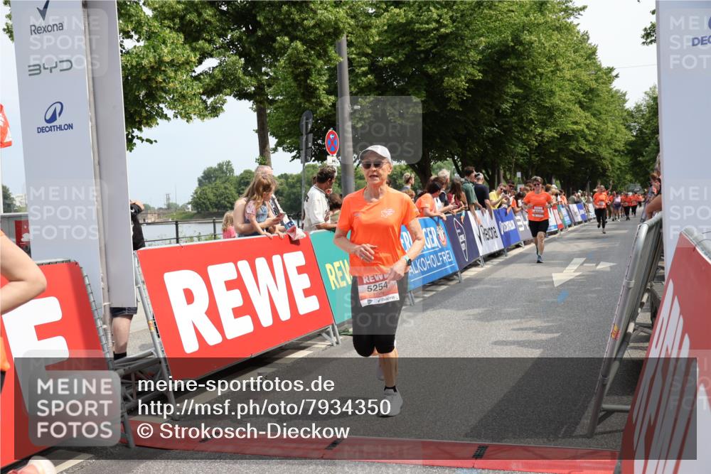 15.06.2025 - REWE Women's Run Strokosch-Dieckow http://msf.ph/oto/7934350 15.06.2025 11:07:28 Ziel 5092, 5125, 5131, 5254, 5563, 5642, 5676 meine-sportfotos.de