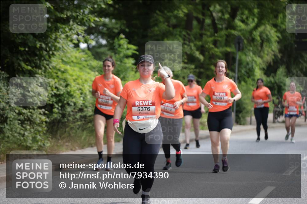 15.06.2025 - REWE Women's Run Jannik Wohlers http://msf.ph/oto/7934390 15.06.2025 10:12:17 Laufen 5340, 5376, 5379, 5391 meine-sportfotos.de
