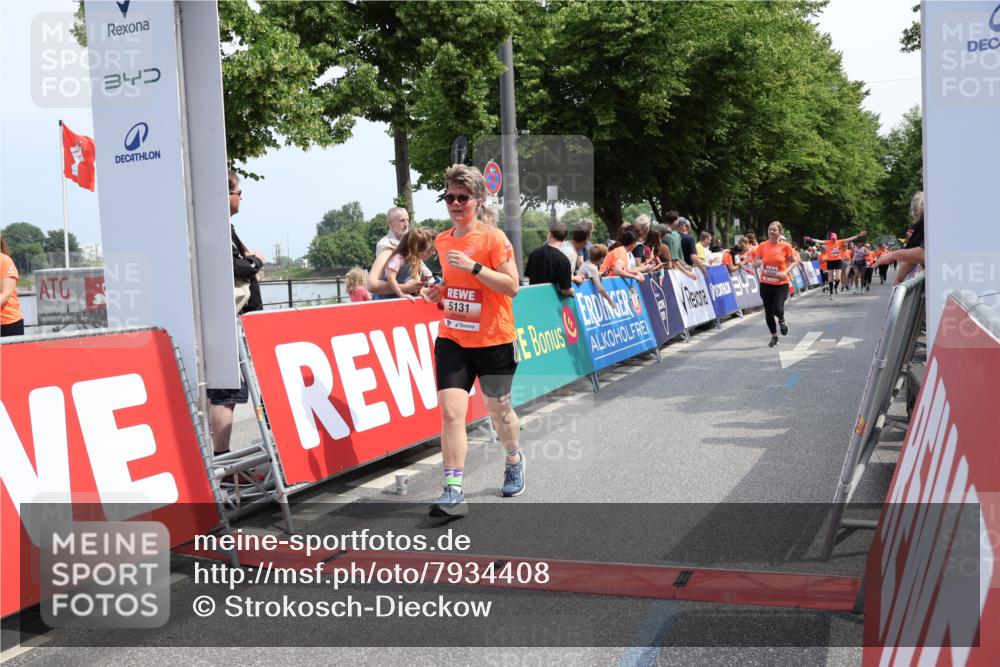 15.06.2025 - REWE Women's Run Strokosch-Dieckow http://msf.ph/oto/7934408 15.06.2025 11:07:32 Ziel 5092, 5125, 5131, 5254, 5563 meine-sportfotos.de