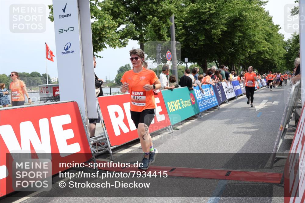 15.06.2025 - REWE Women's Run Strokosch-Dieckow http://msf.ph/oto/7934415 15.06.2025 11:07:32 Ziel 5092, 5125, 5131, 5254, 5563 meine-sportfotos.de