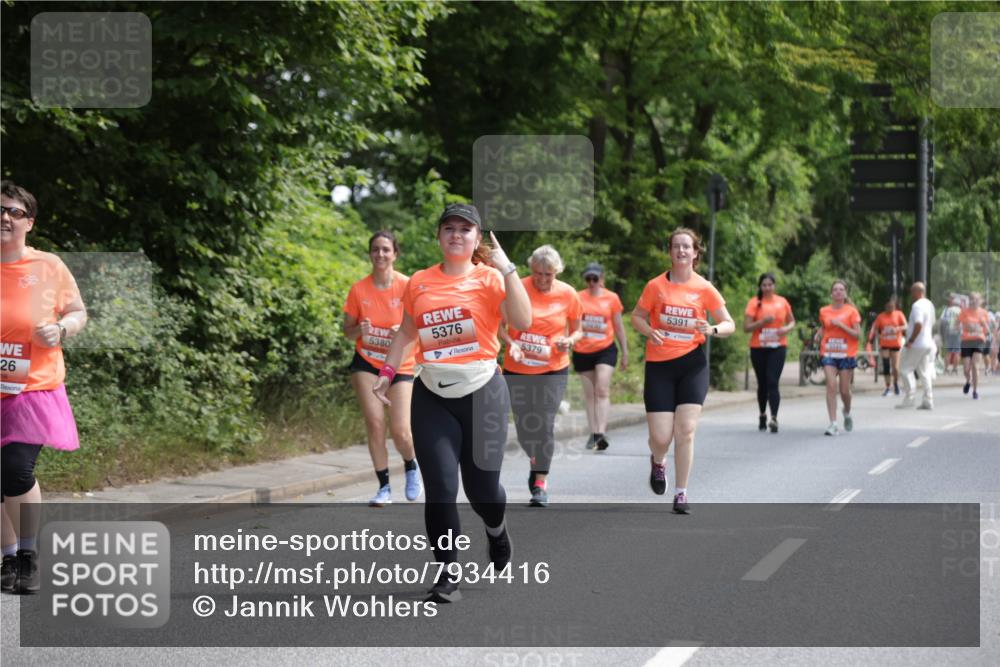 15.06.2025 - REWE Women's Run Jannik Wohlers http://msf.ph/oto/7934416 15.06.2025 10:12:18 Laufen 26, 5380, 5376, 5379, 5391 meine-sportfotos.de