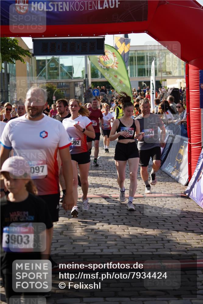 13.06.2025 - Holstenköstenlauf Felixshl http://msf.ph/oto/7934424 13.06.2025 18:03:45 Laufen 2017, 2633, 2666, 2711, 2857, 2859, 2886, 2946, 2985, 3091, 3092, 3097, 3147, 3202, 3204, 3263, 3596, 3598, 3611, 3612, 3799, 3837, 3902, 3903, 3920, 3964 meine-sportfotos.de