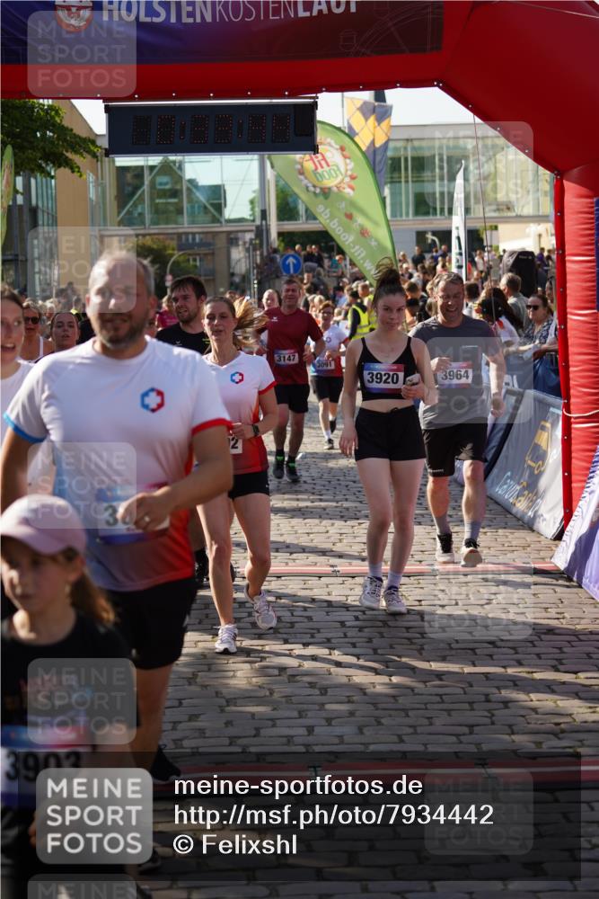 13.06.2025 - Holstenköstenlauf Felixshl http://msf.ph/oto/7934442 13.06.2025 18:03:46 Laufen 2017, 2633, 2666, 2711, 2857, 2859, 2886, 2946, 3091, 3092, 3097, 3147, 3202, 3204, 3263, 3596, 3598, 3611, 3612, 3799, 3837, 3902, 3903, 3920, 3964 meine-sportfotos.de
