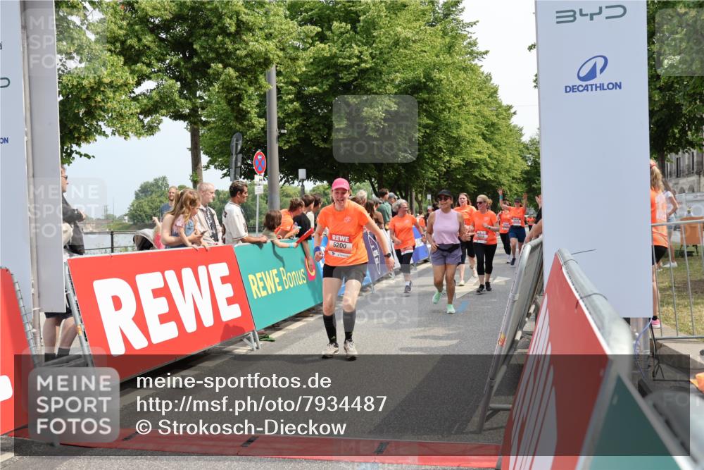15.06.2025 - REWE Women's Run Strokosch-Dieckow http://msf.ph/oto/7934487 15.06.2025 11:07:40 Ziel 5014, 5016, 5052, 5092, 5109, 5144, 5200, 5278, 5358, 5479, 5548, 5560 meine-sportfotos.de