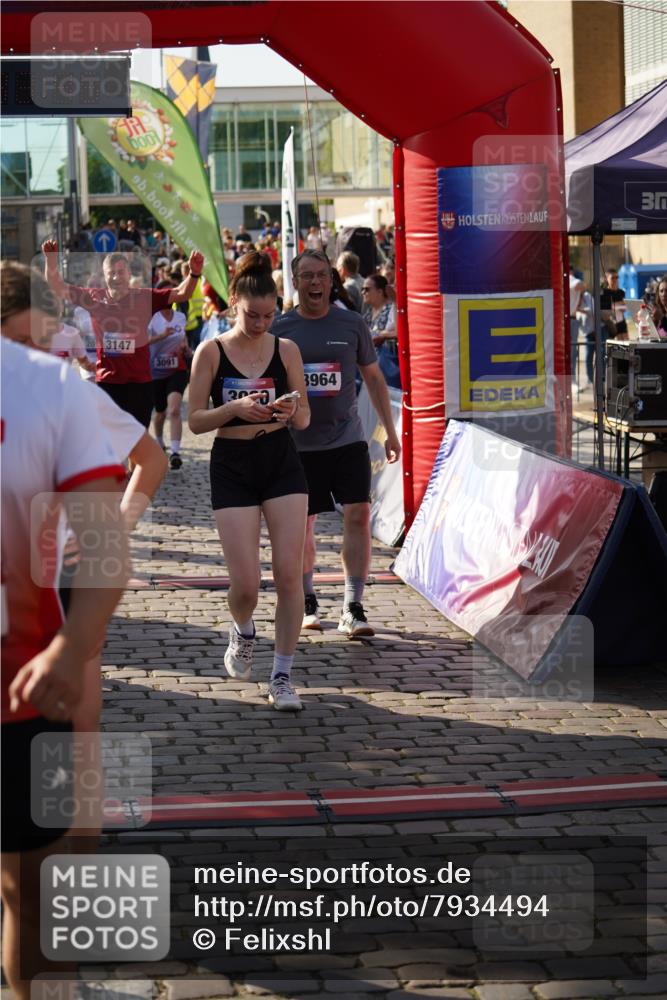 13.06.2025 - Holstenköstenlauf Felixshl http://msf.ph/oto/7934494 13.06.2025 18:03:47 Laufen 2017, 2633, 2666, 2711, 2832, 2833, 2857, 2859, 2886, 2946, 3091, 3092, 3097, 3147, 3202, 3204, 3263, 3596, 3598, 3611, 3612, 3799, 3837, 3902, 3903, 3920, 3964 meine-sportfotos.de