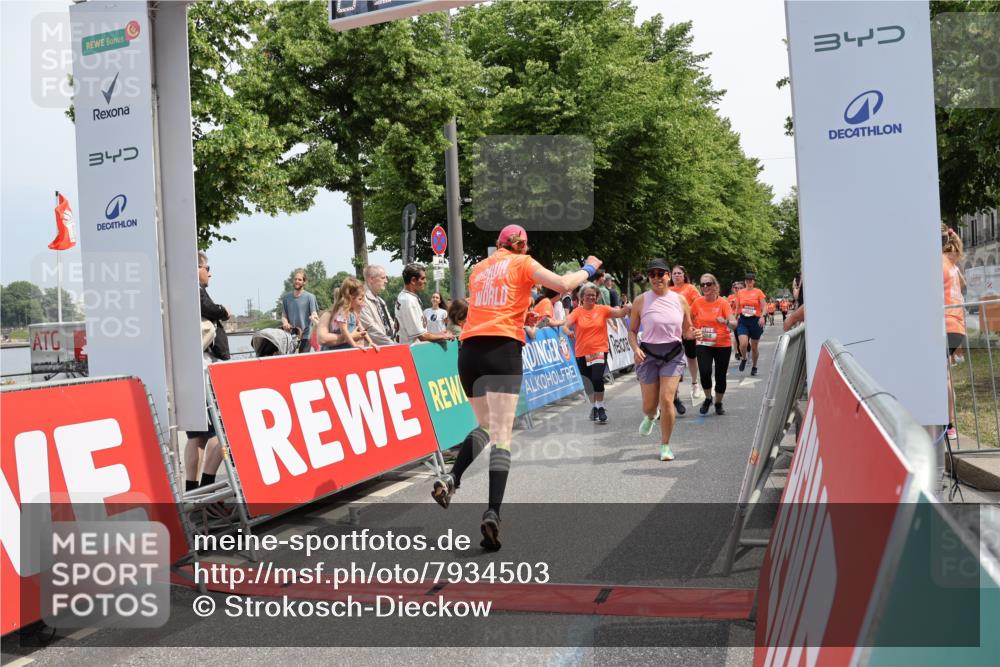 15.06.2025 - REWE Women's Run Strokosch-Dieckow http://msf.ph/oto/7934503 15.06.2025 11:07:41 Ziel 5014, 5016, 5052, 5092, 5109, 5144, 5174, 5200, 5278, 5358, 5479, 5548, 5560 meine-sportfotos.de