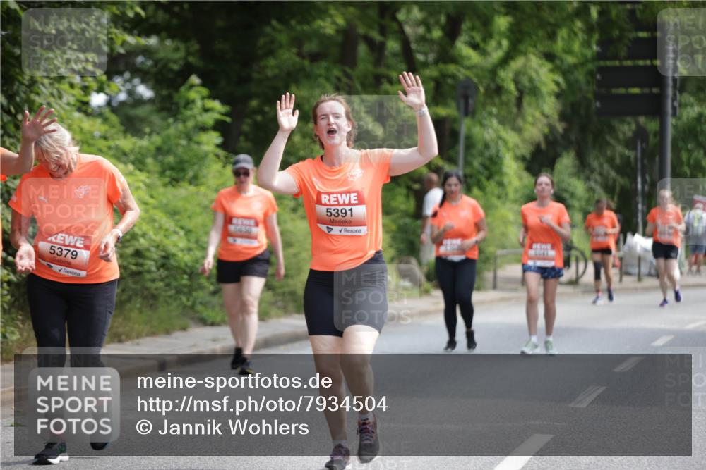 15.06.2025 - REWE Women's Run Jannik Wohlers http://msf.ph/oto/7934504 15.06.2025 10:12:20 Laufen 5379, 5391 meine-sportfotos.de