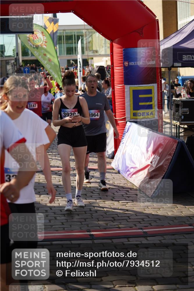 13.06.2025 - Holstenköstenlauf Felixshl http://msf.ph/oto/7934512 13.06.2025 18:03:47 Laufen 2017, 2633, 2666, 2711, 2832, 2833, 2857, 2859, 2886, 2946, 3091, 3092, 3097, 3147, 3202, 3204, 3263, 3596, 3598, 3611, 3612, 3799, 3837, 3902, 3903, 3920, 3964 meine-sportfotos.de