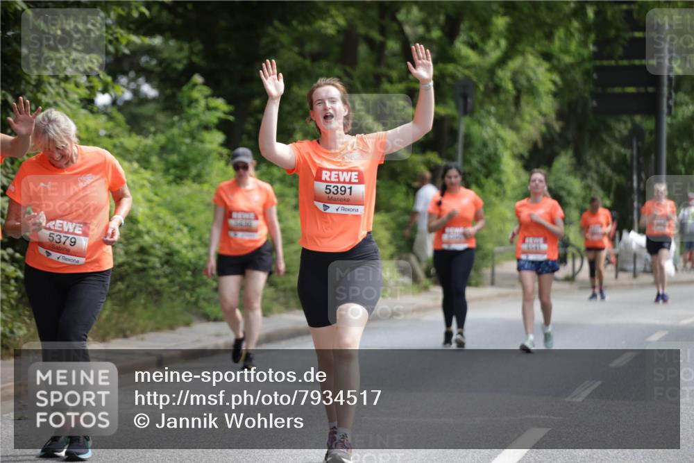 15.06.2025 - REWE Women's Run Jannik Wohlers http://msf.ph/oto/7934517 15.06.2025 10:12:20 Laufen 5379, 5391 meine-sportfotos.de