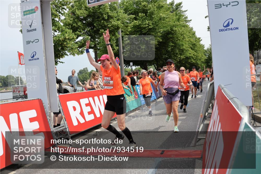 15.06.2025 - REWE Women's Run Strokosch-Dieckow http://msf.ph/oto/7934519 15.06.2025 11:07:41 Ziel 5014, 5016, 5052, 5092, 5109, 5144, 5174, 5200, 5278, 5358, 5479, 5548, 5560 meine-sportfotos.de