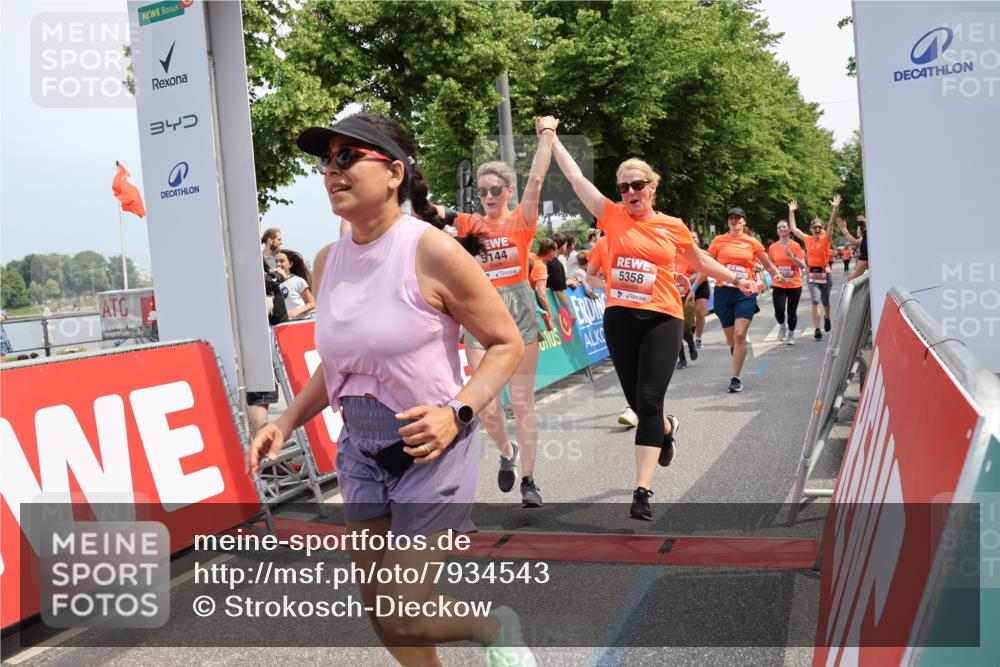 15.06.2025 - REWE Women's Run Strokosch-Dieckow http://msf.ph/oto/7934543 15.06.2025 11:07:42 Ziel 5014, 5016, 5052, 5109, 5144, 5174, 5200, 5278, 5358, 5479, 5548, 5560 meine-sportfotos.de