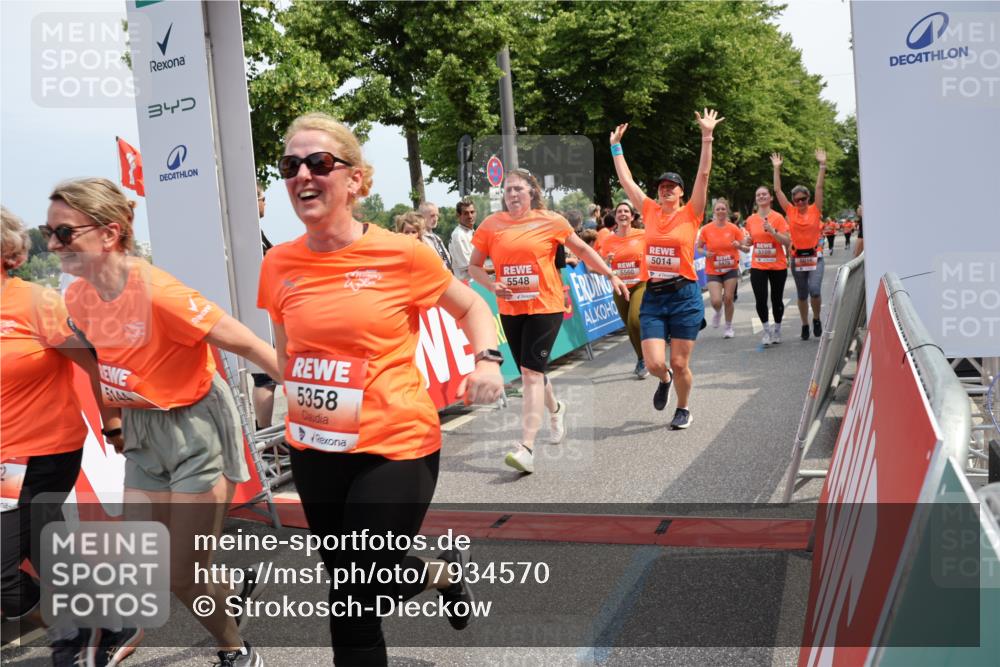 15.06.2025 - REWE Women's Run Strokosch-Dieckow http://msf.ph/oto/7934570 15.06.2025 11:07:43 Ziel 5014, 5016, 5052, 5109, 5144, 5174, 5200, 5278, 5358, 5479, 5548, 5560 meine-sportfotos.de